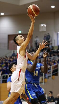 男子決勝リーグ　開志国際－帝京長岡　第１クオーター、開志国際の平良宗龍がシュートを決め、９－６＝新潟市東総合スポーツセンター