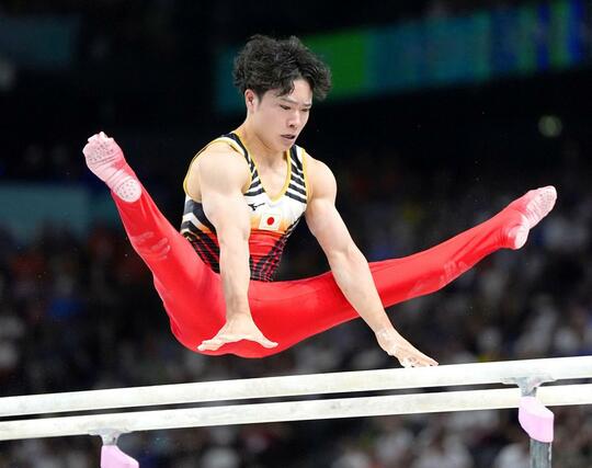 男子個人総合決勝　岡慎之助の平行棒＝パリ（共同）
