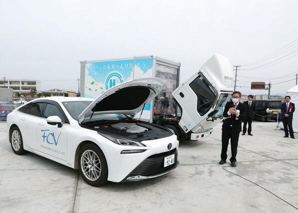 柏崎市内に開所したリケンＮＰＲの柏崎水素ステーションの開所式でお披露目された水素で動く自動車＝２５日、柏崎市柳田町