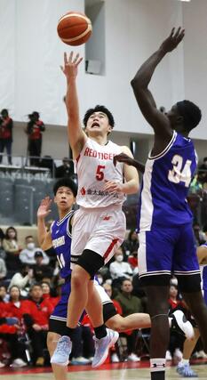 開志国際－柳ケ浦　第２クオーター、髙橋歩路がシュートを決め３１－２９＝東京都北区