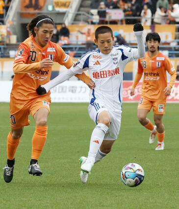 後半、ボールを運ぶ新潟のＭＦ島村拓弥＝松山市