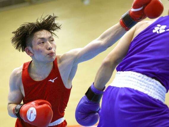 成年男子ウエルター級決勝　左で攻め込む六井和（左・拓大）＝滋賀県東近江市