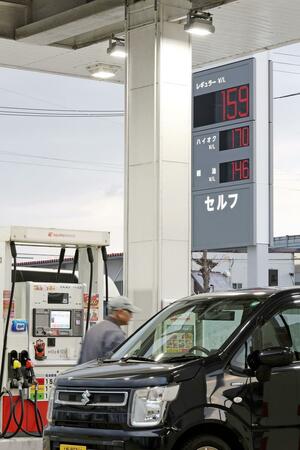補助金の増額を受けて店頭価格を下げたガソリンスタンド＝１３日、新潟市東区