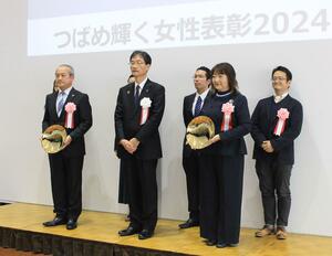 表彰式に臨む上田佳澄さん(前列右)と、佐野プレス工業の佐野祐一代表取締役(同左)。前列中央は鈴木力市長=燕市役所