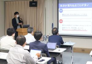 デジタル機器を貸し出して難病患者を支援する丸山雄也さんの実践報告会=柏崎市赤坂町