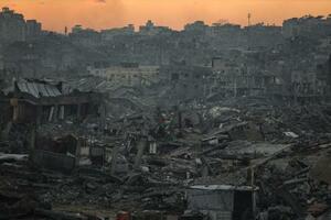 パレスチナ自治区ガザでイスラエルの攻撃によって残されたがれき=17日(ゲッティ=共同)