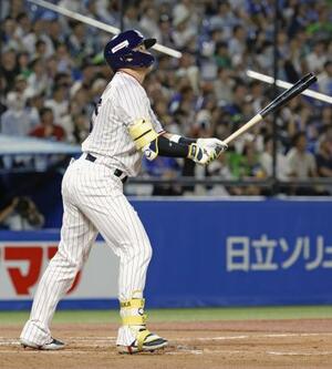3回ヤクルト無死、村上が右越えに2者連続本塁打を放つ=神宮