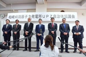 協議会の初会合を終え、取材に応じる7市町の首長=14日午後、新潟県小千谷市