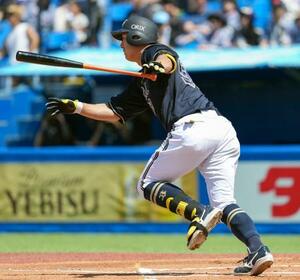 1回オリックス1死一、三塁、杉本が中前に先制打を放つ=神宮