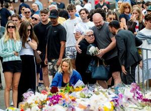 悲しみに暮れる犠牲者の親族ら=16日、オーストラリア・シドニー(ロイター=共同)
