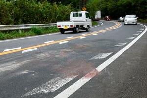 軽乗用車が横転し5人が死亡した事故現場=3日午後2時21分、三重県名張市
