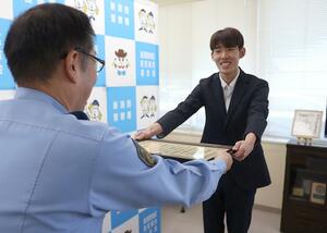 容疑者の逮捕に貢献し感謝状が贈られる小林歩人さん(右)=新潟西署