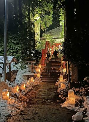 雪灯籠の優しい明かりが参道を照らした別所虚空蔵尊の例祭=五泉市別所