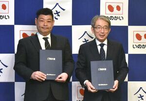 成約式に出席した猪貝の猪貝克浩社長(右)と間瀬屋商店の鈴木謙太社長=長岡市台町2
