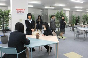 燕庁舎に新たにオープンした学習室＝燕市白山町２
