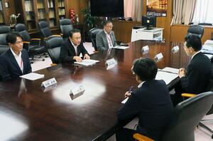 武藤容治経済産業相(右)に要望する自民党県連の岩村良一幹事長(左から2人目)=27日、東京・霞が関