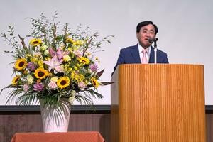 セミナーであいさつする日本生産性本部の小林喜光会長=9日午前、長野県軽井沢町