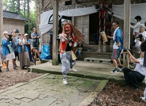 担い手不足により、今年が最後の演舞となった浦川鬼組。住民や見物客らが見守った=佐渡市浦川