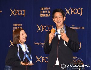 歓声に迎えられ笑顔を浮かべた（左から）三浦璃来、木原龍一 （C）ORICON NewS inc.