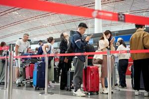 建国76年の国慶節を迎え、日本に向かう旅行客らで混雑する北京首都国際空港=1日(共同)