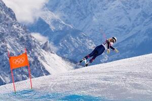 　女子滑降　転倒するリンゼイ・ボン＝コルティナダンペッツォ（ＡＰ＝共同）