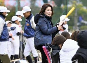 2025年12月、息子が所属する少年野球チームの写真や動画を撮影する犬飼奈津子(中央)。広報役として部員増に貢献した=愛知県津島市