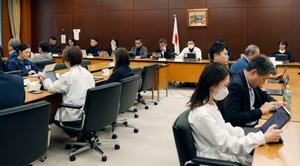 「大阪都構想」を巡る対応について意見交換する大阪維新の会市議団=3日午後、大阪市役所