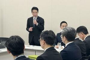 　日本維新の会の安全保障調査会の会合であいさつする前原誠司安保調査会長＝１０日、国会内