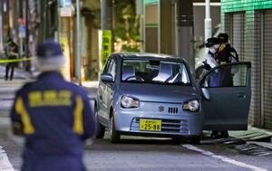 現金入りのスーツケースが奪われた事件現場周辺に放置された軽乗用車。強盗後にひき逃げをしたとみられている=30日午前1時14分、東京都台東区