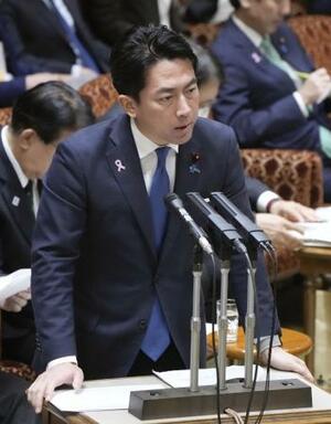 　参院予算委で答弁する小泉防衛相＝１２日午後