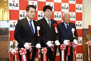 
日高屋新潟駅万代口店でテープカットする（右から）神田正・ハイデイ日高会長、オーシャンシステム樋口勝人社長、青野敬成・ハイデイ日高社長＝３月３０日、新潟市中央区
