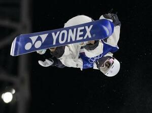 　男子ハーフパイプ決勝　技を決める戸塚優斗＝リビーニョ（共同）