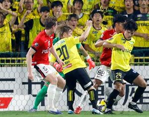 柏―浦和 後半、ゴールを決める柏・瀬川(20)=三協F柏