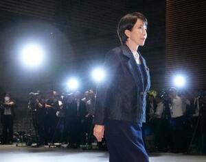 皇居での任命式と認証式のため、首相官邸を出る高市早苗首相=21日午後6時18分