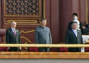 　２０２５年９月、抗日戦争勝利８０年記念行事に出席した中国の習近平国家主席（中央）とロシアのプーチン大統領（左）、北朝鮮の金正恩朝鮮労働党総書記＝北京の天安門（共同）
