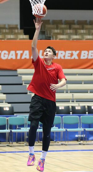 シュート練習をする川村卓也=2023年3月、アオーレ長岡