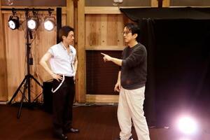 上演に向けて最終調整する脚本・演出の胡桃沢伸さん(右)と主演を務める俳優の川口龍さん=15日午後、長野県阿智村の満蒙開拓平和記念館