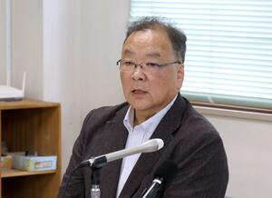 えちごトキめき鉄道の社長を退任し記者会見する鳥塚亮前社長=6月26日、上越市