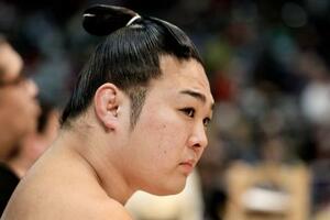 ２０２６年３月、春場所初日の土俵下で出番を待つ炎鵬＝エディオンアリーナ大阪