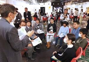 小中学生が防災について話し合った「こども防災未来会議」=長岡市大手通2