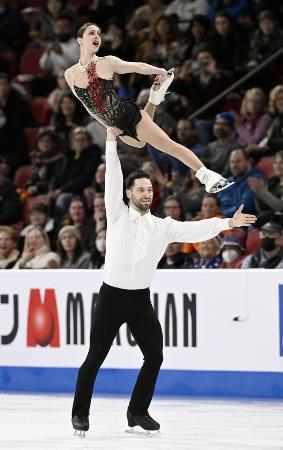 2024年世界フィギュアのペアで優勝したディアナ・ステラートデュデク(上)、マキシム・デシャン組=モントリオール