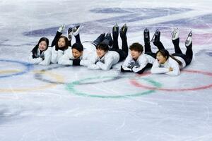 エキシビションの練習に参加し、記念撮影する(左から)中井亜美、三浦璃来、木原龍一、鍵山優真、佐藤駿、坂本花織=ミラノ(共同)