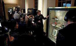 ノーベル博物館が報道陣に公開した今年のノーベル賞受賞者の寄贈品=9日、ストックホルム(共同)