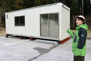 鳥インフルエンザ対策として設置されたトキの隔離施設について説明する篠﨑さえか首席自然保護官=3月7日、佐渡市新穂正明寺