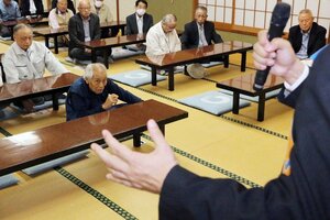候補者が自民党派閥の裏金事件について謝罪や反省を述べた個人演説会=10月17日