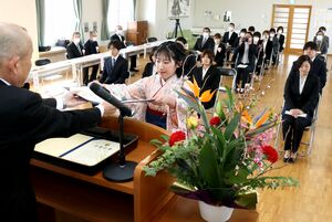 募集を再び停止した上越保健医療福祉専門学校で行われた卒業式=3月7日、上越市西城町2