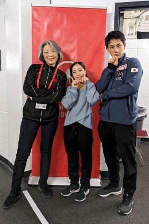 　フィギュアスケート・ペアの三浦璃来（中央）と木原龍一をサポートしてきた嘉納ももさん（左）＝２０２２年１０月、カナダ・ミシソーガ（嘉納さん提供）