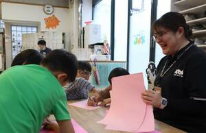 東急キッズベースキャンプの職員と子どもら＝２０２６年３月１９日午後、東京都世田谷区（東急キッズベースキャンプ提供）