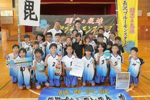 全国大会に挑む長沢ブルーモンスターズの選手ら=三条市笹岡