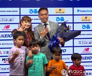 『FIFAワールドカップ2026 FC東京 代表選出選手記者会見』に出席した長友佑都と妻・平愛梨らファミリー （C）ORICON NewS inc.